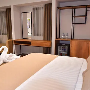 Otel 313 Center, Tiran