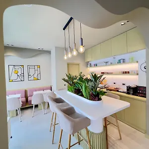 Otel Noem, Tiran